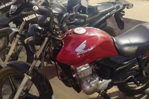 Motocicleta roubada é encontrada em área de mata no bairro Caldeirões Veículo que havia sido tomado de assalto poucas horas antes.