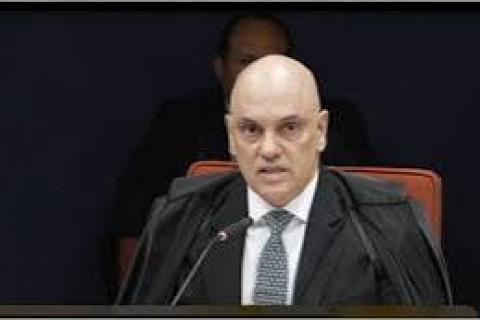 Anistia, sanção dos EUA e aceno a Fux: os cinco recados de Moraes no julgamento de Bolsonaro na trama golpista Relator da ação da trama golpista também citou inquérito contra Eduardo e afirmou que STF respeita 'devido processo legal'   fonte o Globo
