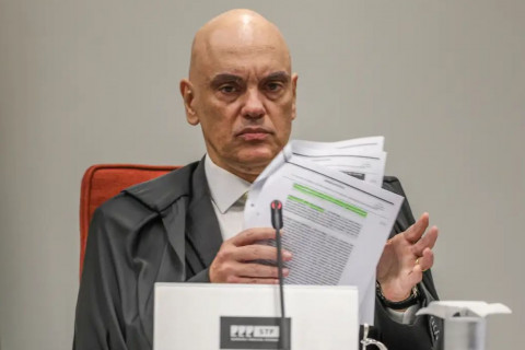 Eduardo aumenta ilícitos após tornozeleira em Bolsonaro, diz Moraes Foi a primeira manifestação do ministro após as sanções dos EUA