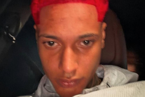 O rapper Mauro Davi Nepomuceno dos Santos, conhecido como Oruam, se entregou à polícia pouco antes das 18h de terça-feira (22).
