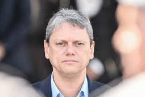 Oposição aposta em Tarcísio para aprovar anistia; governador tenta convencer Motta a pautar projeto Planalto acredita na existência de um "acordo secreto" entre Bolsonaro e Tarcísio para que o ex-presidente apoie a candidatura presidencial do governador em troca de um indulto.