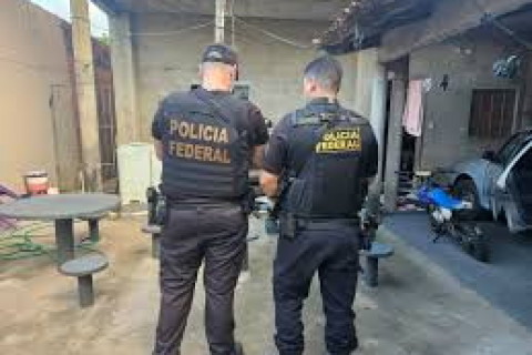 Grupo criminoso é alvo de operação da PF; quatro pessoas foram presas por tráfico de drogas Prisões aconteceram em Araguaína e Wanderlândia. Esta é a segunda fase da operação que investiga uma organização criminosa que estaria envolvida com tráfico de drogas e comércio ilegal de arma de fogo.