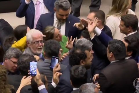 Motim na Câmara: corregedoria recebe pedido de punições contra deputados e tem 48 horas para se manifestar Corregedor Diego Coronel espera apresentar à cúpula da Casa até a próxima quarta-feira (13) os pareceres de processos disciplinares contra parlamentares que bloquearam os trabalhos da Casa. Quatorze deputados estão na mira.