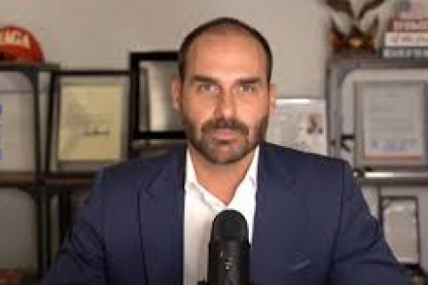 Eduardo Bolsonaro alega perseguição política em ofício à Câmara Segundo apuração de Débora Bergamasco, no CNN 360°, em ofício enviado a Hugo Motta, parlamentar alega estar fora do Brasil por "perseguição política" e solicita mecanismos para atuação remota no cargo
