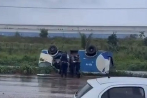 Carro-forte capota na BR-135 durante chuva em São Luís