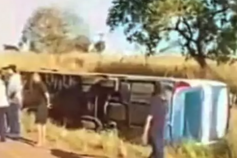 Ônibus com passageiros do Pará tomba na BR-226, no MA