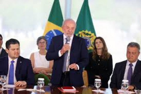 sobre tarifa de 50% e critica prioridade dada a Eduardo Bolsonaro Presidente diz que vê falta de seriedade dos EUA com o Brasil e que está pronto para conversar