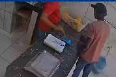 Suspeitos de roubarem comércio morrem em confronto com a polícia; vídeo registra momento do assalto O assalto foi registrado por volta das 9h, e foi flagrado por uma câmera de segurança do estabelecimento comercial