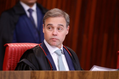 Ministro André Mendonça tem até 60 dias para analisar processo de cassação do governador de RR Pedido de vista foi feito após a relatora do processo, ministra Isabel Gallotti, votar a favor da cassação dos mandatos de Antonio Denarium e do vice-governador Edilson Damião, nessa terça-feira (26)