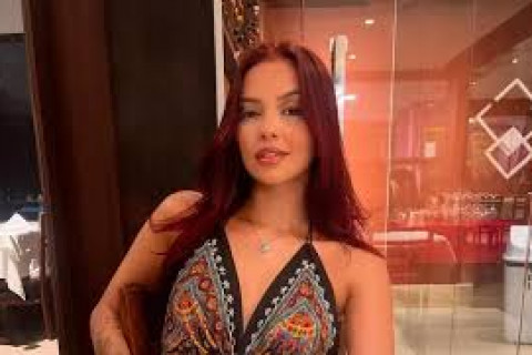 Jovem é morta com tiro no rosto dentro de casa no bairro Aurora, em São Luís O suspeito de praticar o crime é vizinho da vítima, que teria um relacionamento amoroso com ela. O caso está sendo investigado como feminicídio.