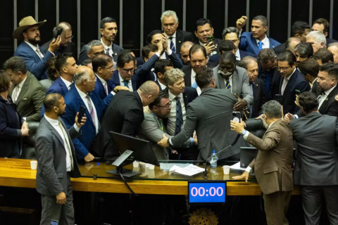 Motta abre sessão da Câmara após dois dias de obstrução da oposição e critica 'agressão': 'Democracia não se negocia’ Sem votações, sessão dura menos de vinte minutos; oposicionistas resistiram à retomada dos trabalhos