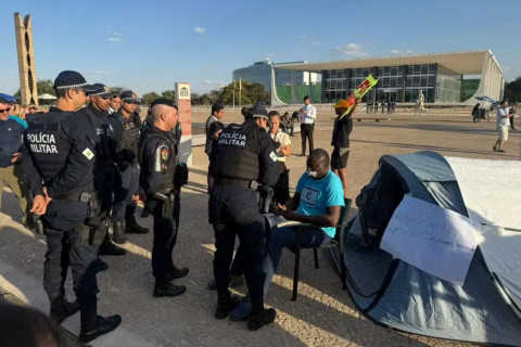 Moraes proíbe acampamentos na Praça dos Três Poderes e vê tentativa de coação contra o STF Ministro deu a ordem dentro do despacho que removeu deputado aliado de Bolsonaro acampado na praça. Moraes salientou a tentativa de repetir atos golpistas de 8 de janeiro de 2023