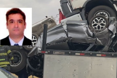 Motorista flagrado cochilando antes de prensar carro e provocar morte de advogado é afastado do trabalho Acidente foi na rodovia Washington Luís (SP-310), na tarde de quarta-feira (20), em São José do Rio Preto (SP). Vídeo mostra que o motorista da carreta se debruça na janela, de braços cruzados e olhos fechados.